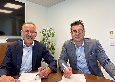 Bild: Jürgen Nigg (Geschäftsführer kurse.li) und Thomas Berchtold (Executive Director DCV) bei der Unterzeichnung der Kooperation